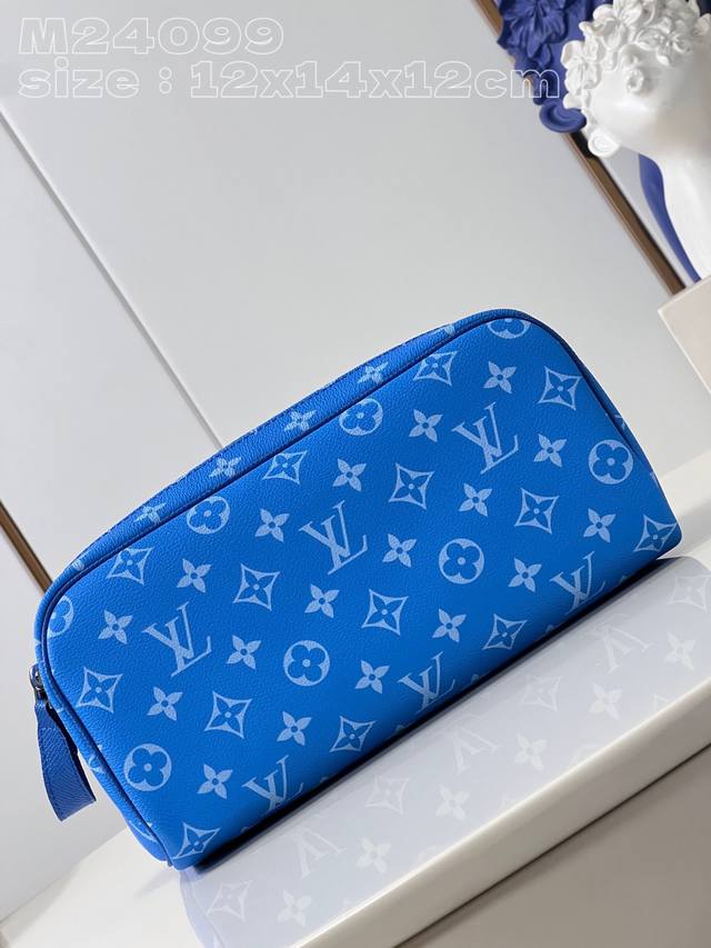 顶级原单 独家实拍 M331037蓝 本款 Dopp Kit 盥洗袋为 Taga 牛皮革和 Monogram 帆布渲染明快色彩 结合双拉链设计 为洗漱用品提供充