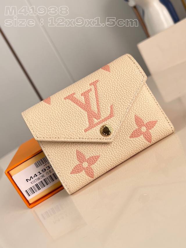 顶级原单 独家实拍 M41938巧克力 此款 Victorine 钱夹为柔软的 Monogram Empreinte 粒面牛皮革压印经典monogram 图案