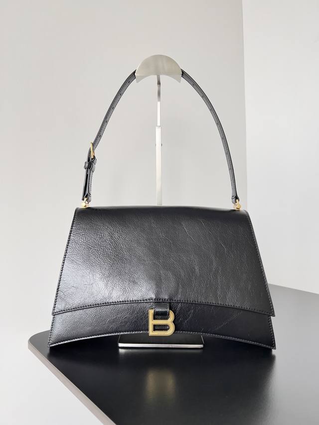 中号31Cm黑金 Balenciaga 新款crush 包款现货来袭 柔韧的造型易于折叠和展开 拱形包底与尖角边缘设计 包型搭配层次分明的内部空间 压光牛皮与柔