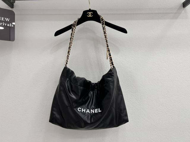 As4486 Chanel 22 Bag 垃圾袋 本季最火最值得入手的系列 它的名字叫22 Bag 小香凡是以数字命名的都必火爆 也一定会成为经典 超级时尚和大