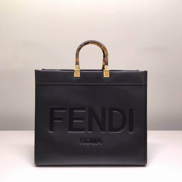 Fend1 Sunshine黑色皮革手提袋 饰有烫印fendi Roma字样和硬质有机玻璃提手 呈现玳瑁效果 配备宽敞的带衬里内部隔层和金色金属件 可以使用双提