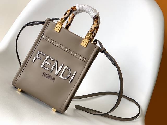 Fendi Mini Sunshine Shopper 手提包 饰有烫印fend Roma字样 配备带衬里内部隔层采用两个提手和可调节可拆式细肩带 既可手提 又