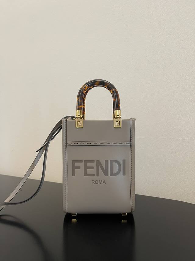 Fendi Mini Sunshine Shopper 手提包 饰有烫印fend Roma字样和玳瑁色提手 配备带衬里内部隔层采用两个提手和可调节可拆式细肩带