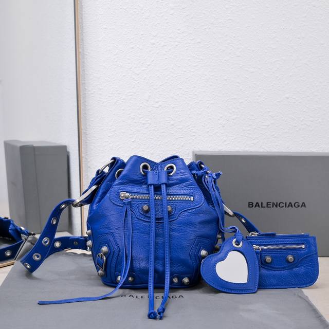 Balencia Le Cagole人气水桶包 原厂进口爆裂羊皮保留经典机车包元素 增添了可调节编织肩带&可爱俏皮的心形小镜子 水桶包形设计将经典与现代元素完美