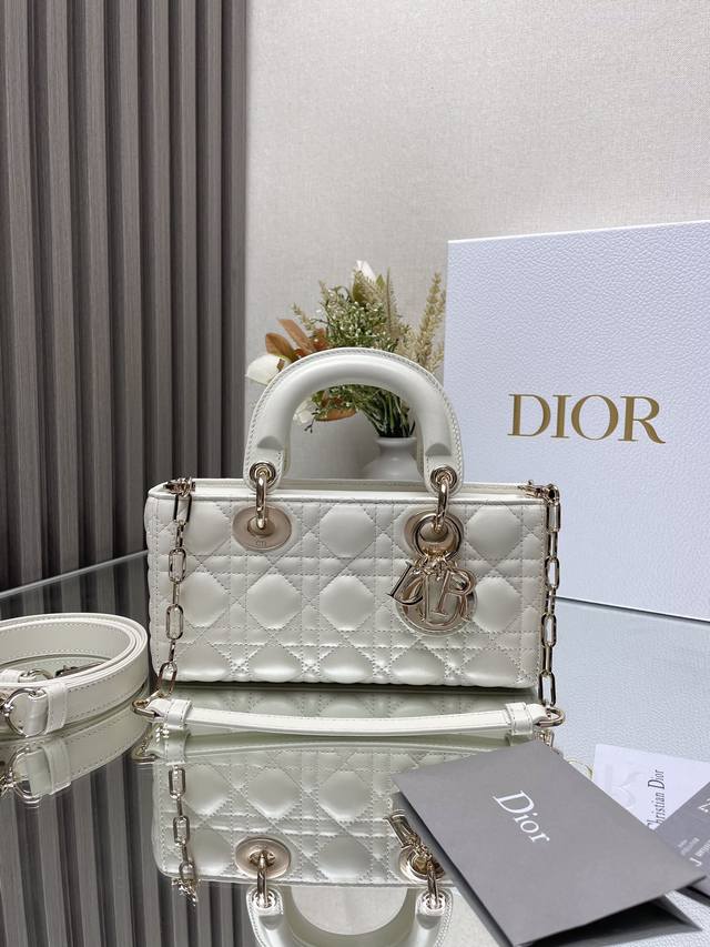 小号 Lady D-Joy 手袋 奶白色小羊皮 这款 Lady D-Joy 手袋凸显 Lady Dior 系列的简约美学 集中体现了 Dior 对典雅和美丽的深