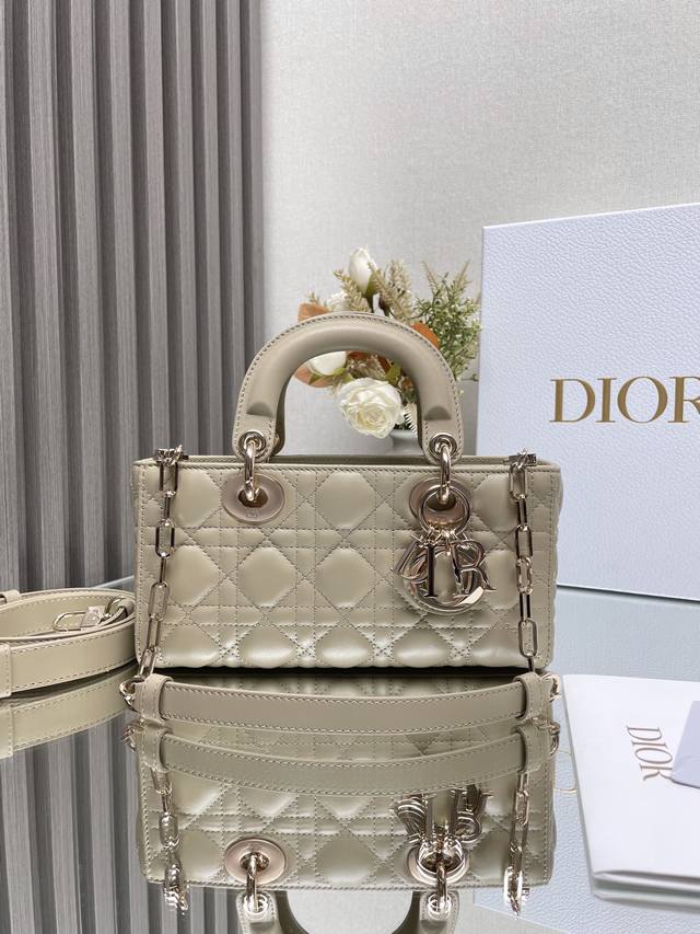 小号 Lady D-Joy 手袋 杏色小羊皮 这款 Lady D-Joy 手袋凸显 Lady Dior 系列的简约美学 集中体现了 Dior 对典雅和美丽的深刻