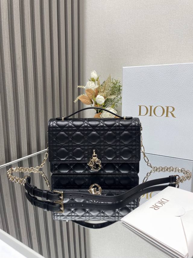 Miss Dior 手提包型号:0810黑色小羊皮 这款 Miss Dior 手提包是二零二四早春系列的新品 优雅实用 采用黑色羊皮革精心制作 饰以藤格纹缉面线