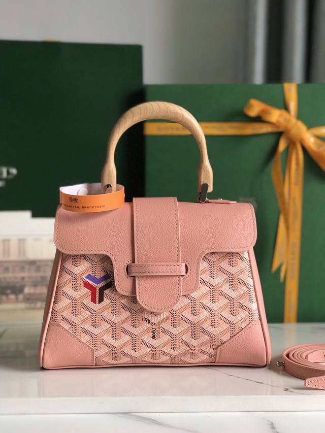 Power Pink 限量粉 软型版sagon迷你包 以小巧精致的外观唤起goyard独一无二的优雅魅力及旅行精神 风格经典又符合当代人偏爱使用 小包 的潮流趋
