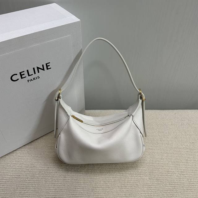 Celine赛琳 新品romy Mini号 面世啦 Celine Romy Mini 号对比之前出的大号小号 这只mini号堪称完美 装下plus 或较大的智能