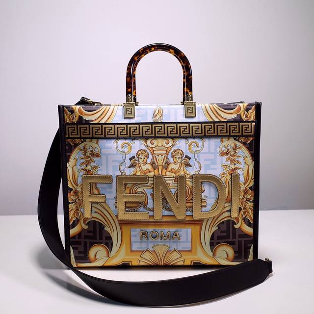 Fend1Sunshine中号手提袋 皮革材质 饰有versace By Fendi印花 这 些图案源自两大时尚品牌创意合作的结晶 将标志性的fendi Log