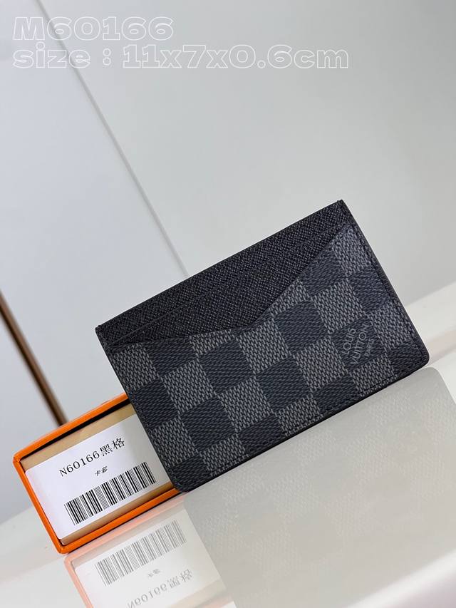 独家实拍 M60166黑格 Monogram Macassar 帆布制成的 Neo 卡包是携带重要卡片的首选 皮革饰边使路易威登经典图案更加抢眼 尺寸 11 7