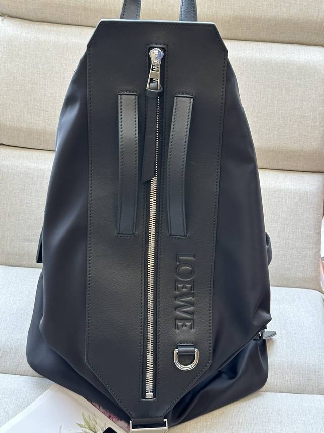 原厂皮 Loewe型號3 大号书包 经典牛皮革变形背包 尺寸40-20-50Cm 颜色: 黑色 多功能背包 配有舒适性高的衬垫肩带 网眼背部和一个饰有品牌标志的