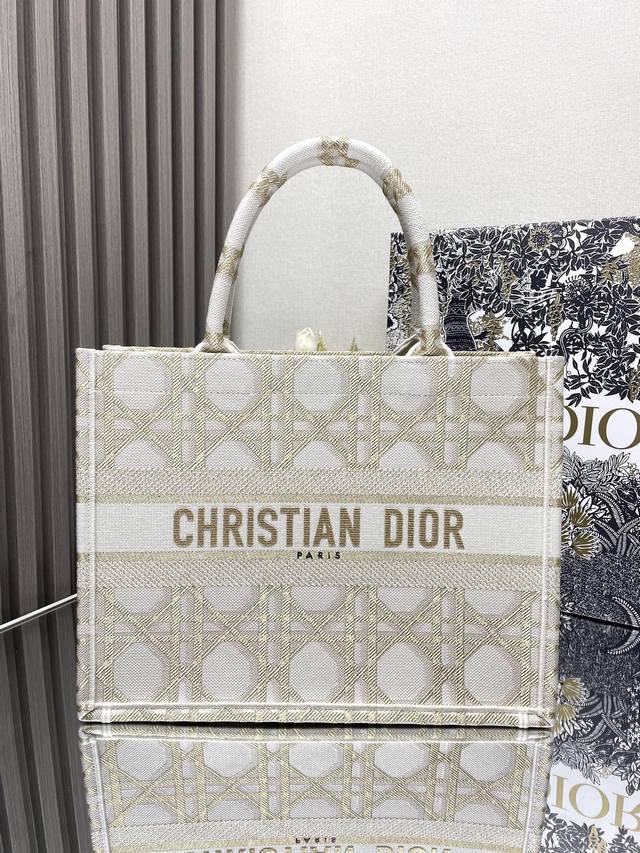 正品级 高版本 金格子 中号 Dior Book Tote 购物袋 这款book Tote手袋灵感来自女装创意总监玛丽亚 嘉茜娅 蔻丽 Maria Grazia