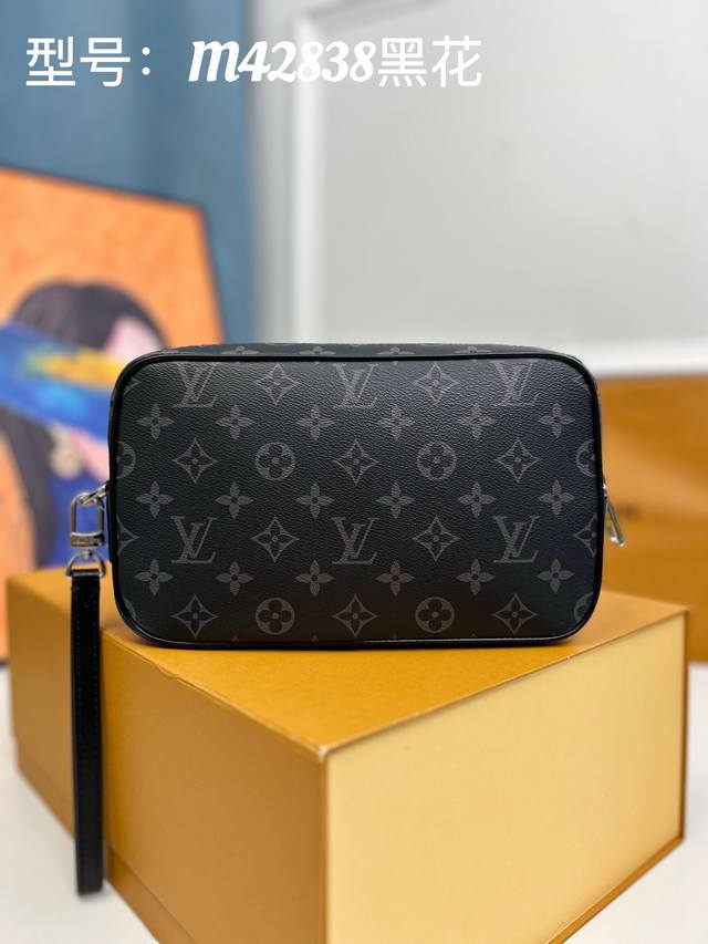 Louis Vuitton 顶级原单 独家背景m42838 黑花尺寸:25.0X 15.5X 6.5 Cm 宽敞的拉链开口 丰富的内外口袋与插槽带来极强的实用性