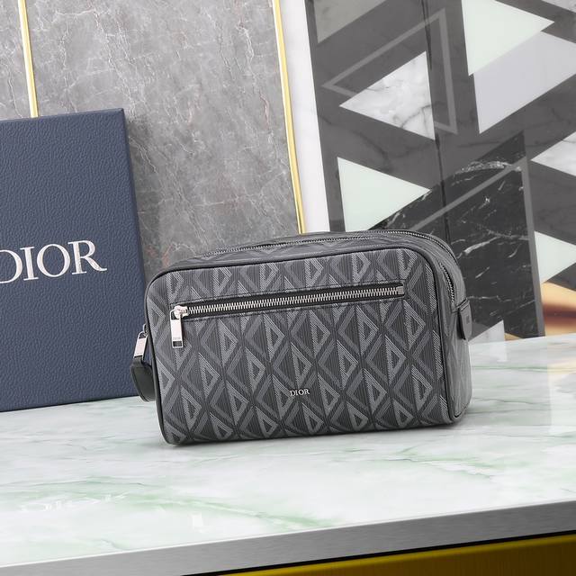 这款洗漱包融合实用功能与简约设计 采用黑色 Cd Diamond 图案帆布精心制作 从 Dior 档案汲取灵感 搭配同色调光滑牛皮革饰边 正面饰以 Dior 标