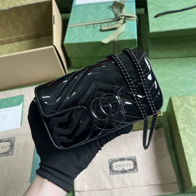 配全套原厂绿盒包装 Gg Marmont系列漆皮超迷你手袋 同色调双g配件设计在品牌现代风格中注入传统精髓 为衣橱带来隽永单品 这款超迷你链带手袋采用标志性衍缝
