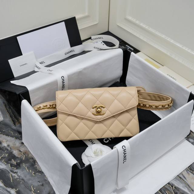 Chanel爆款腰包 原厂进口小羊皮 搭配古金扣 腰带的设计绝对是一大亮点 真的是美的不要不要的 各种喜欢难以言表 款号 99009 尺寸 18*3.5*12