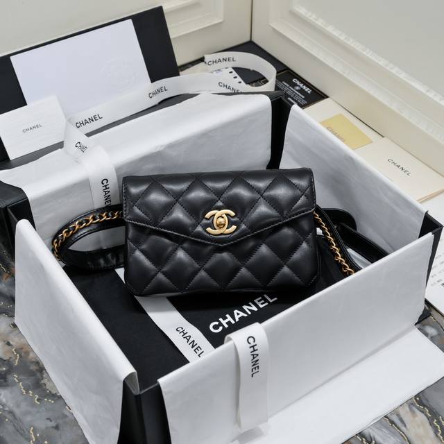 Chanel爆款腰包 原厂进口小羊皮 搭配古金扣 腰带的设计绝对是一大亮点 真的是美的不要不要的 各种喜欢难以言表 款号 99009 尺寸 18*3.5*12