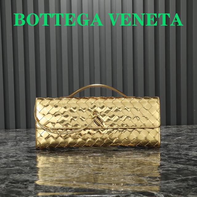 Bottegaveneta 这款手提晚宴包真的是又清冷又美丽 每个颜色都有不一样的味道 Andiamo是bottega最近话题度最高的一款了 看腻了大花logo
