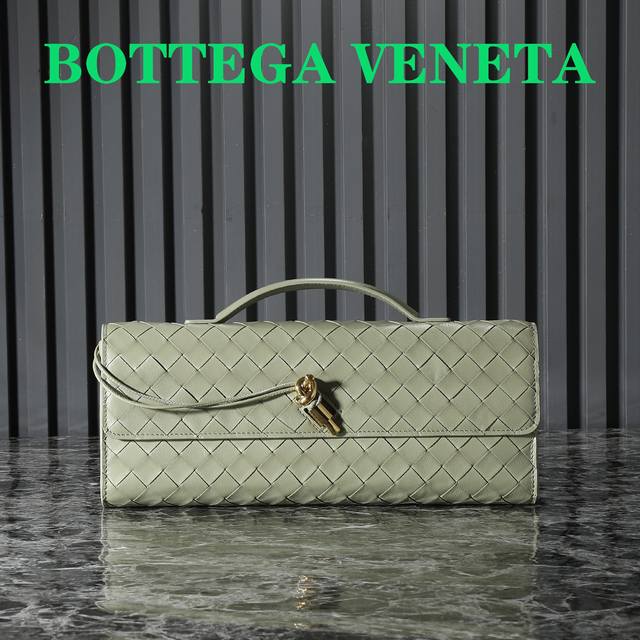 Bottegaveneta 这款手提晚宴包真的是又清冷又美丽 每个颜色都有不一样的味道 Andiamo是bottega最近话题度最高的一款了 看腻了大花logo