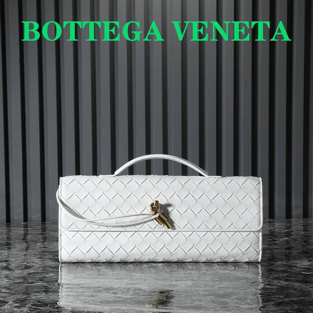 Bottegaveneta 这款手提晚宴包真的是又清冷又美丽 每个颜色都有不一样的味道 Andiamo是bottega最近话题度最高的一款了 看腻了大花logo