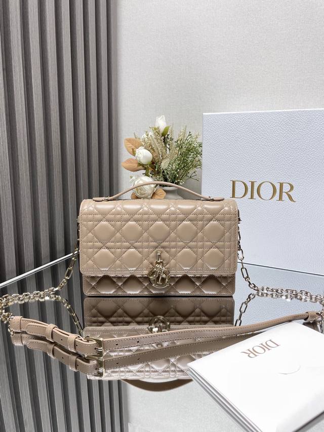 Miss Dior 手提包型号:0810小羊皮 这款 Miss Dior 手提包是二零二四早春系列的新品 优雅实用 采用黑色羊皮革精心制作 饰以藤格纹缉面线 翻