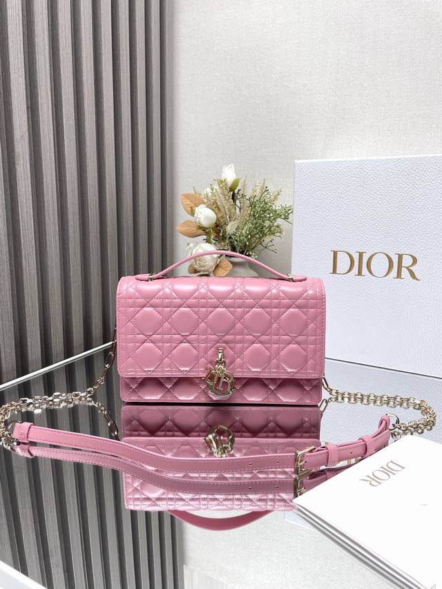 Miss Dior 手提包型号:0810黄色小羊皮 这款 Miss Dior 手提包是二零二四早春系列的新品 优雅实用 采用黑色羊皮革精心制作 饰以藤格纹缉面线