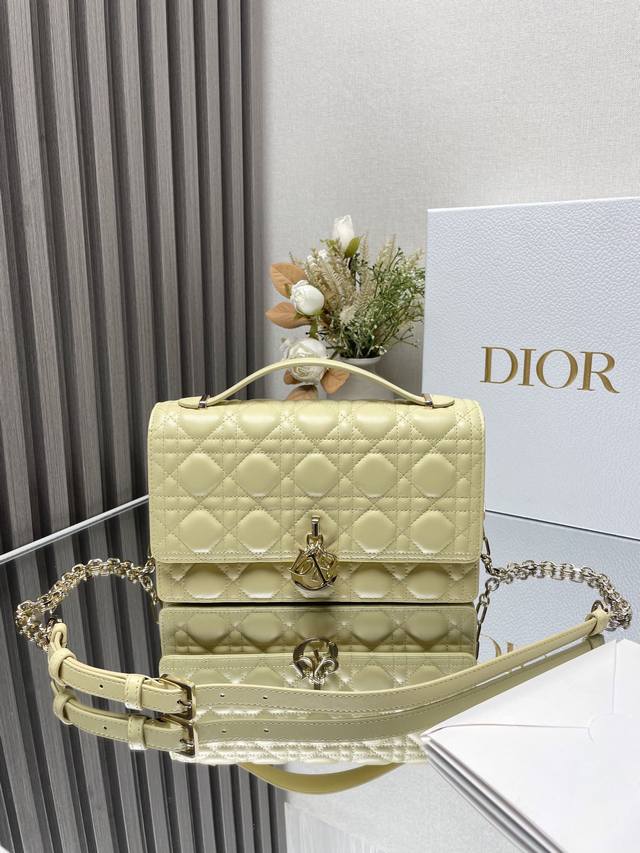 Miss Dior 手提包型号:0810黄色小羊皮 这款 Miss Dior 手提包是二零二四早春系列的新品 优雅实用 采用黑色羊皮革精心制作 饰以藤格纹缉面线