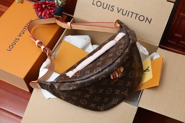 原单品质 出货了 New Wave 腰包 43644 由 Monogram Empreinte皮革面料裁制而成 饰有 Louis Vuitton Paris 皮