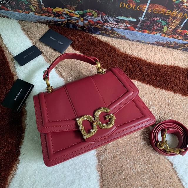 Dolce & Gabbana 杜嘉班纳 顶级原单 独特之处 彰显在红色卷轴上构成 Amore 的巴洛克式风格配装饰有珍珠和连接 Dg 两个字母的 Amore