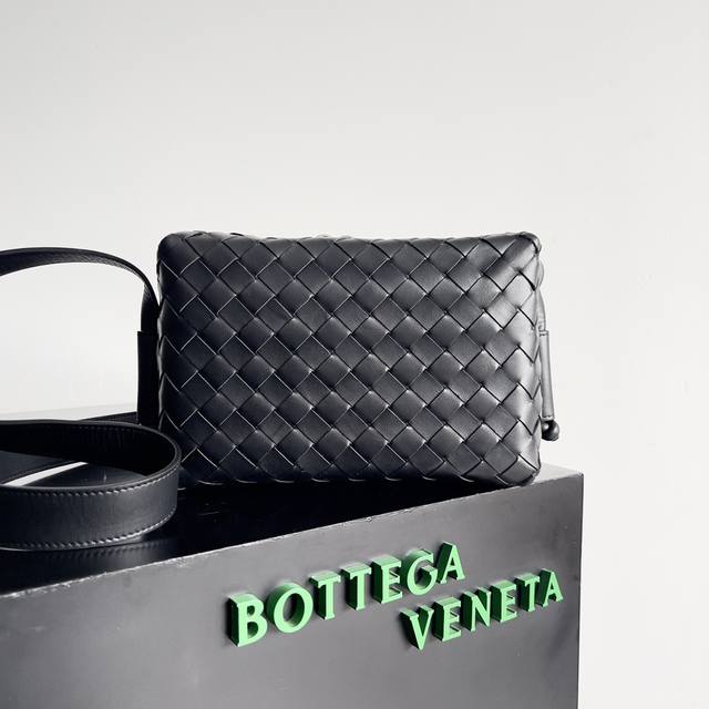 Bottega Veneta 经典编织牛皮相机包 和朋友家人出门游玩少不了带上相机记录下美好的瞬间 这款小包能够完美容纳相机的大小 同时也是一款简约的斜挎包 用