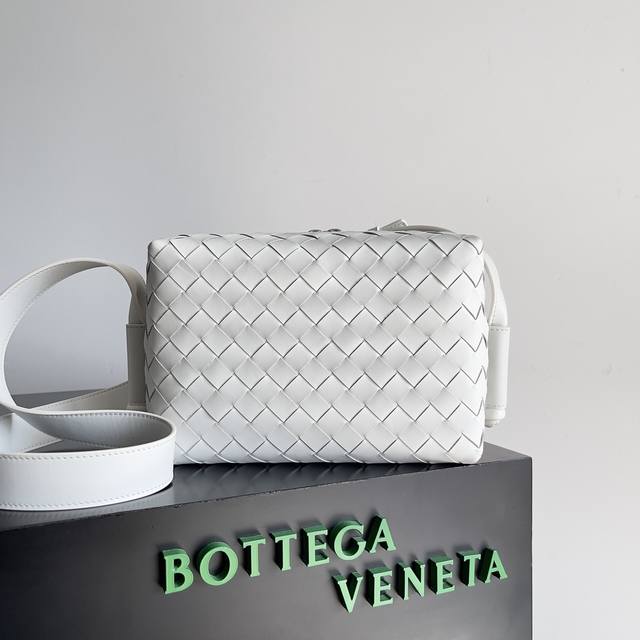 Bottega Veneta 经典编织牛皮相机包 和朋友家人出门游玩少不了带上相机记录下美好的瞬间 这款小包能够完美容纳相机的大小 同时也是一款简约的斜挎包 用