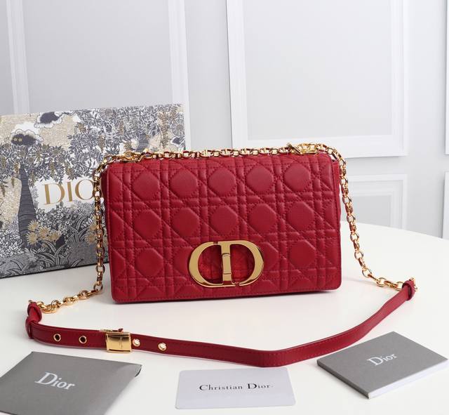 中号 内里进口羊皮 Dior Caro 手袋采用牛皮革精心制作 饰以标志性的藤格纹针脚 材质柔软 翻盖饰以复古金色饰面金属 Cd 扣环 灵感源自 Christi