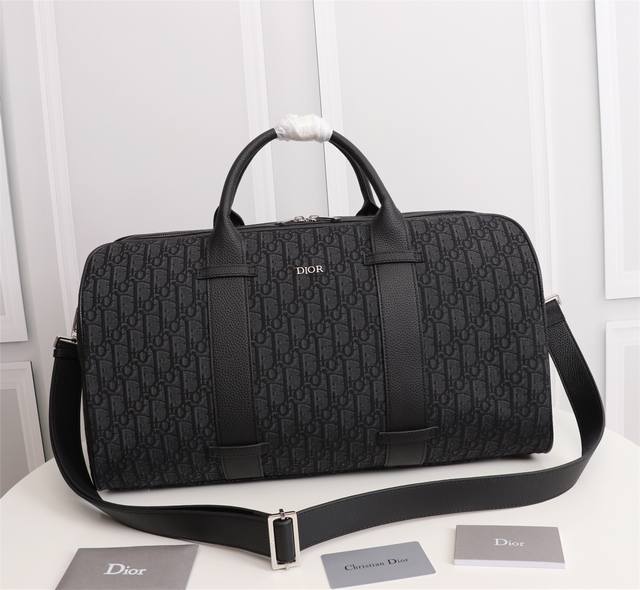 Dior Oblique 行李包9053 Dior Oblique 图案提花行李包是时尚的超大号手提包 标志性的米色与黑色 Dior Oblique 图案提花提