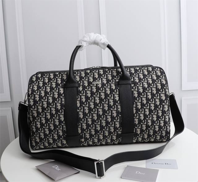Dior Oblique 行李包9053 Dior Oblique 图案提花行李包是时尚的超大号手提包 标志性的米色与黑色 Dior Oblique 图案提花提