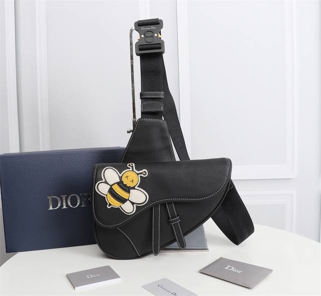 专柜正品有售 原单货 Dior迪奥男士saddle男士斜挎包 胸包 配正品对版盒子 型号 1Adpo093 黄色蜜蜂 尺寸 26*19*4.5Cm 实物拍摄 图