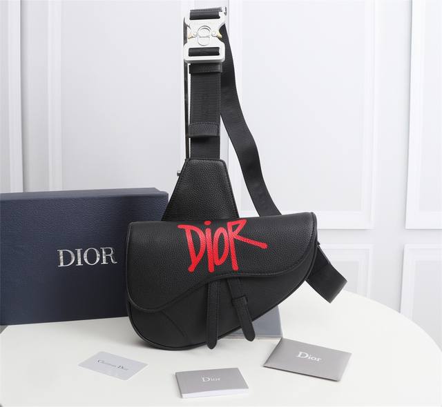 专柜正品有售 原单货 Dior迪奥 Christian Dior Atelier 标志马鞍包 胸包 配正品对版盒子 型号 1Adpo093Uat 黑皮红字 尺寸