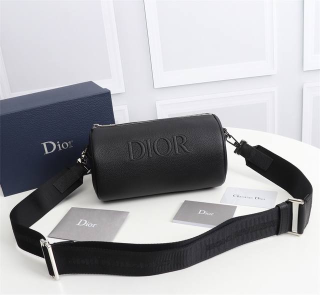 专柜正品有售 迪奥 Roller Dior Oblique男士肩背斜挎包 圆筒包 配专柜正品盒子 型号 1Ropo061 黑皮压字 尺寸 21.3*12.5*1