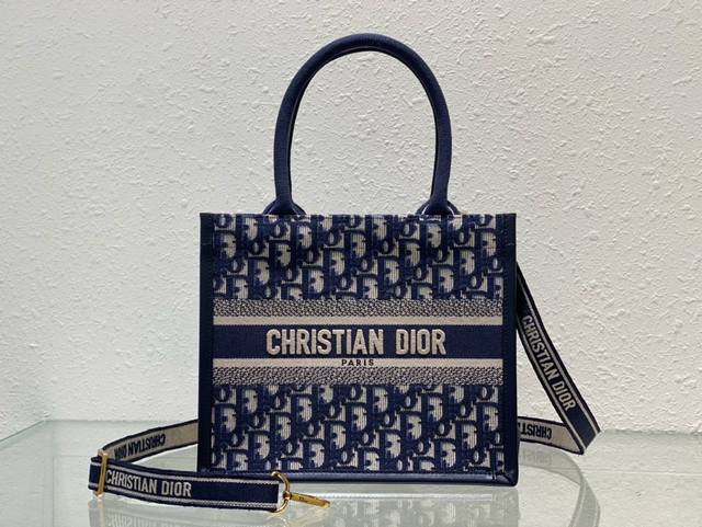 Dior新款tote 肩带 这款 Dior 手袋是 Dior 全新推出的主打单品 于二零二三秋冬成衣系列发布秀精彩亮相 彰显现代优雅的实用设计 通体饰以品牌经典