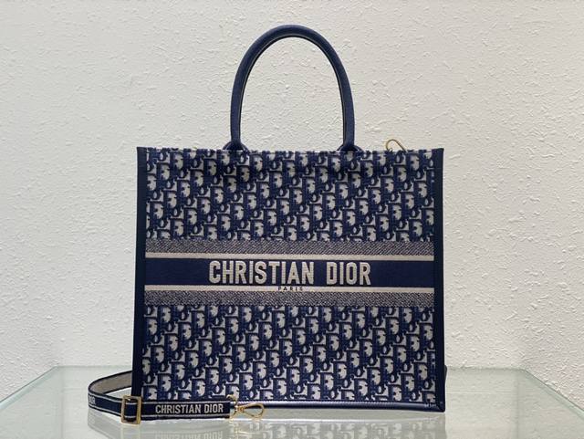 Dior新款tote 肩带 这款 Dior 手袋是 Dior 全新推出的主打单品 于二零二三秋冬成衣系列发布秀精彩亮相 彰显现代优雅的实用设计 通体饰以品牌经典