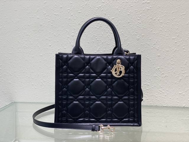 Dior新款tote 肩带 这款 Dior 手袋是 Dior 全新推出的主打单品 于二零二三秋冬成衣系列发布秀精彩亮相 彰显现代优雅的实用设计 采用黑色牛皮革精