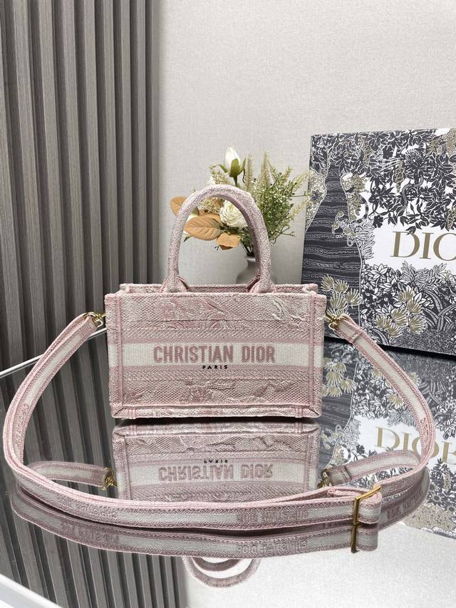 Dior新迷你 Book Tote 手袋 附肩带 粉老虎 这款迷你尺寸手袋是二零二四早春系列的新品 由玛丽亚 嘉茜娅 蔻丽 Maria Grazia Chiur