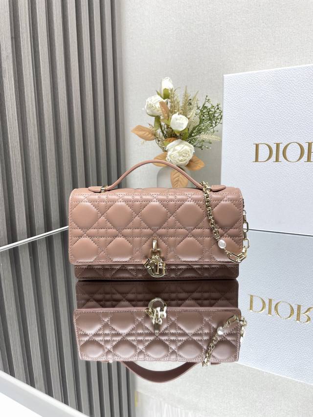 Lady Dior 珍珠手拿包 粉色羊皮 这款手拿包是本季新品顶部搭配手柄 优雅实用 令 Lady Dior 系列更加丰富 采用黑色羊皮革精心制作 饰以藤格纹
