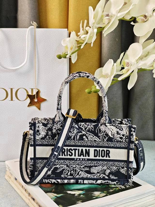 新款斜挎迷你tote蓝虎这款 Book Tote 手袋由 Dior 女装创意总监玛丽亚 嘉茜娅 蔻丽 Maria Grazia Chiuri 设计 是体现 Di
