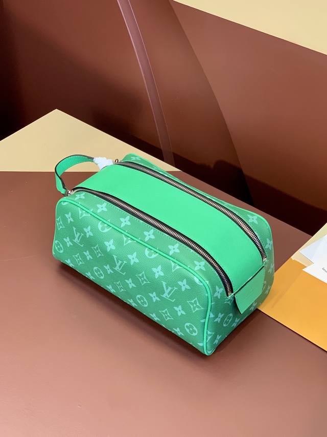 顶级原单 M 13 绿花 化妆包 洗漱包手包系列 這款dopp Kit梳洗包以細緻粒面taurillon Monogram皮革製造 以優雅的方式攜帶梳洗用品及其