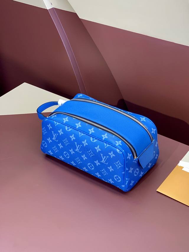 顶级原单 M 13 蓝花 化妆包 洗漱包手包系列 這款dopp Kit梳洗包以細緻粒面taurillon Monogram皮革製造 以優雅的方式攜帶梳洗用品及其