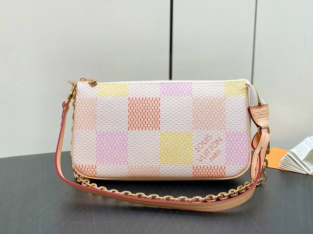 原单精品 N40642粉色格子 麻将包系列 Pochette Accessoires 手袋 本款 Pochette Accessoires 手袋采用 Monog