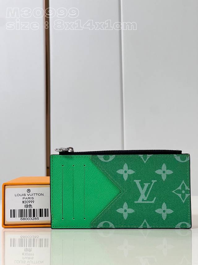 顶级原单 独家实拍 M30999绿 此款 Coin 卡夹为 Taga 皮革和 Monogram 帆布的结合涂抹和谐色彩 勾勒简明线条 拉链将零钱袋隐藏其下 另有