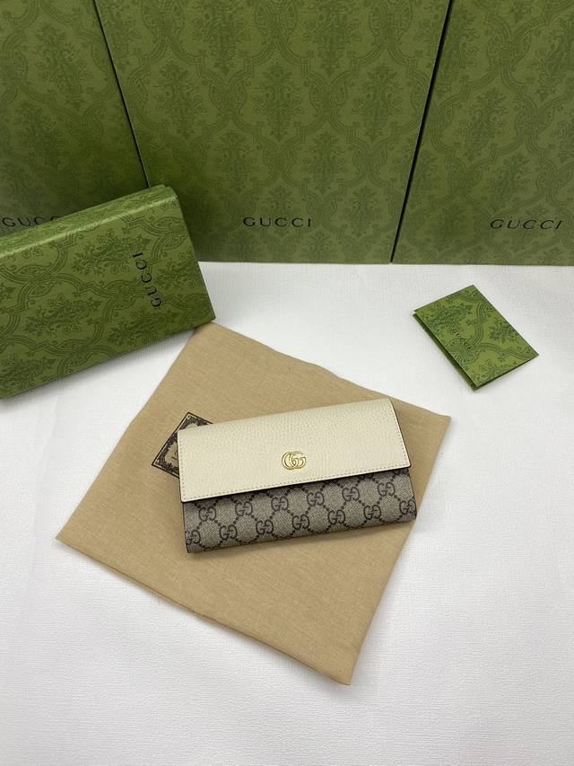 原厂皮配绿盒包装 Gucci新品 采用进口原厂皮 进口线 新款ophidia系列 采用意大利进口小牛皮 配以经典双g五金 新的式样和轮廓托的新作登场了 结构形状