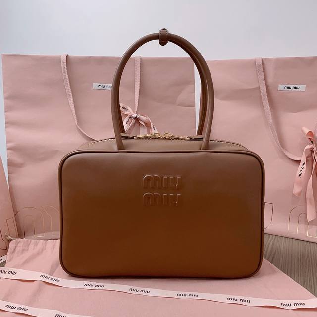 正品级 手腕加长款：5Bb117：Miumiu新品保龄球包，采用顶级进口小牛皮，皮质光滑细腻柔软，棉质缎面衬里，这款包包很酷，定格精致的多功能设计，融合